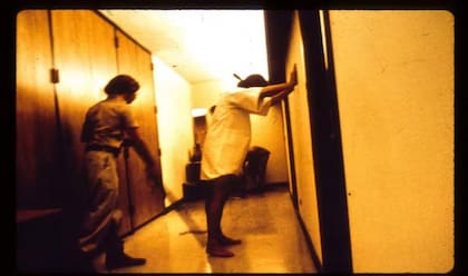 En el experimento original de Zimbardo, los presos fueron obligados a usar batas cortas con números de identificación