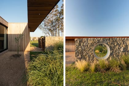 En el exterior un gran muro de piedra realizado in situ, genera un frente opaco y pesado que sirve de apoyo para ciertos servicios y genera privacidad.