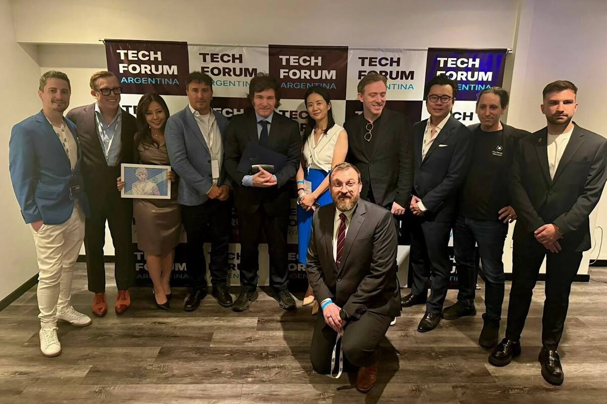 En el extremo derecho, Mauricio Novelli y, a su lado, el CEO de Render Network, Jules Urbach, en el Tech Forum, junto a Javier Milei