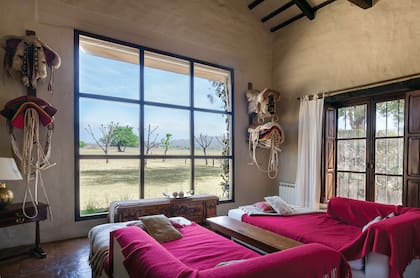 En el extremo opuesto del living, dos camastros para descansar con vista.