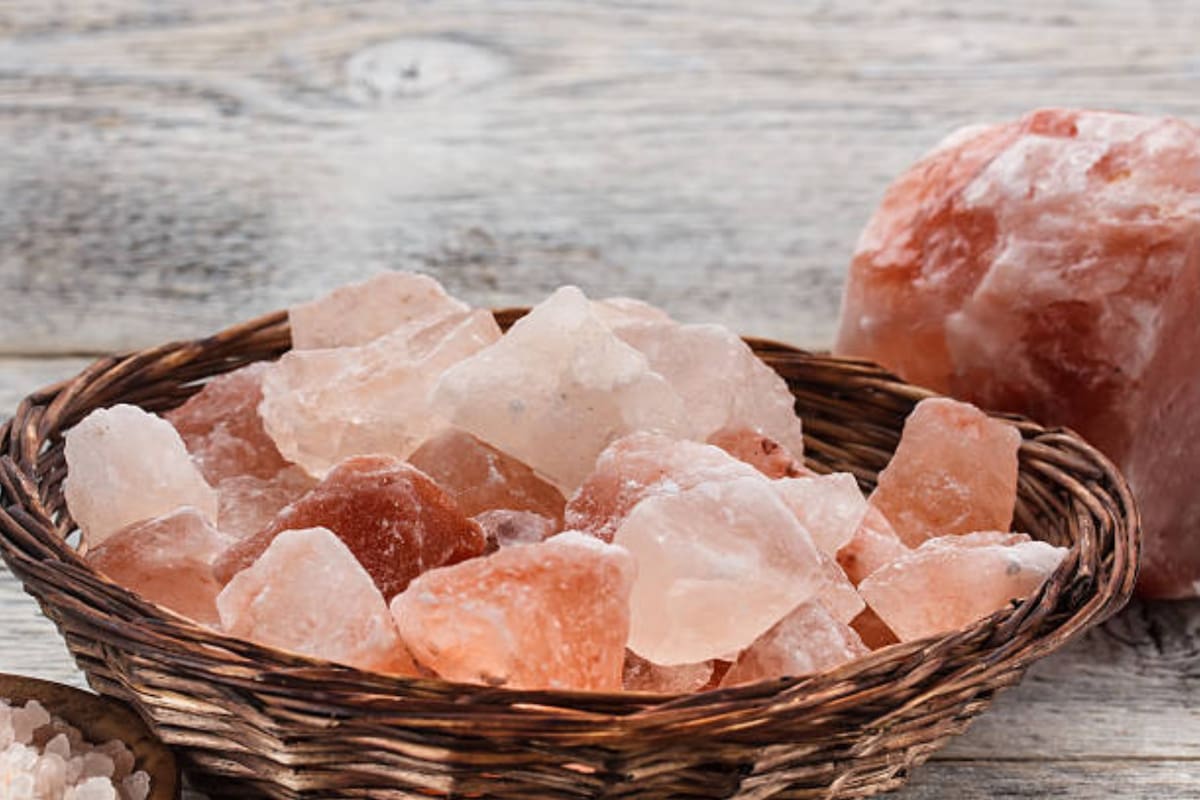 En el Feng Shui, la piedra de sal rosa del Himalaya se utiliza como un potente purificador y estabilizador energético (Foto: iStock)