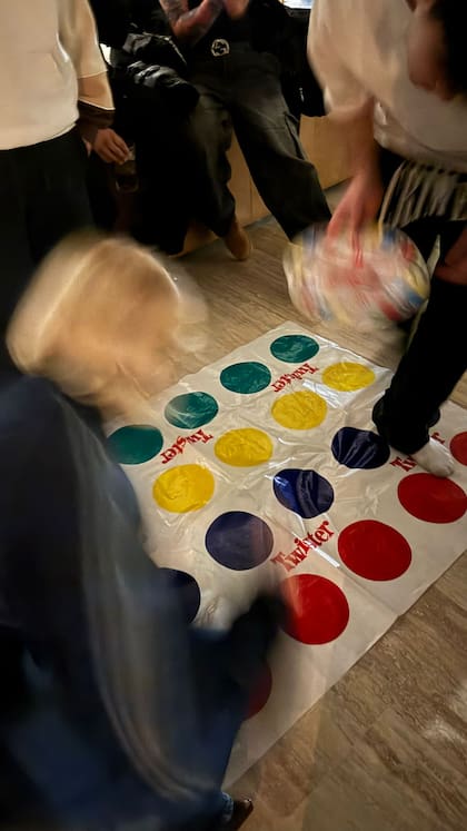 En el festejo de su cumpleaños, Nicki Nicole propuso jugar al twister