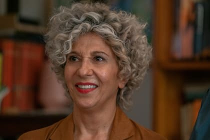 En el film, Alejandra Flechner interpreta a la esposa del aquel titular de cátedra que fallece en la primera escena y que marca una de las tantas capas de conflicto que atraviesa el personaje de Subiotto