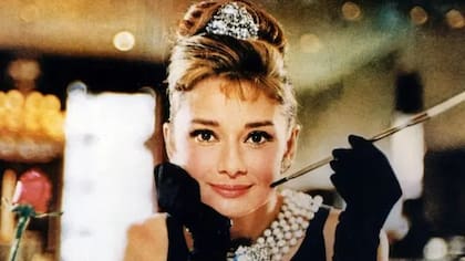 En el film, Audrey Hepburn exude glamour, clase e independencia. Pero es una mujer rural del medio oeste de EE.UU. cuya elegancia de la alta sociedad es un elaborado disfraz que la ayuda a escapar de su triste vida