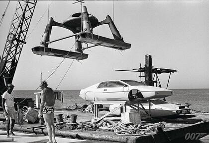 En el film, el auto le permite a Roger Moore escapar de una escena crítica.