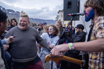 En el film parecen integrantes de Sigur Rós, Amiina y The Sugarcubes, protagonistas de una escena sorprendentemente poderosa para un país donde vive menos de medio millón de personas