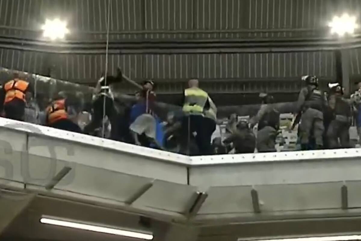 En el final del partido, la policía brasileña se toma a golpes de puños con los hinchas de Godoy Cruz