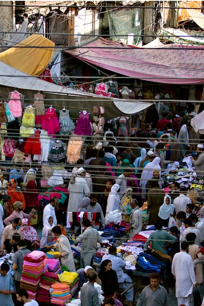 En el final del Ramadán, Paquistán amanece con aglomeraciones en sus calles