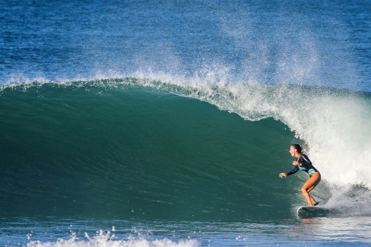 En el fondo, Agustina nunca dejó la cresta de la ola, de hecho, cada vez que puede se sube a una tabla de surf.