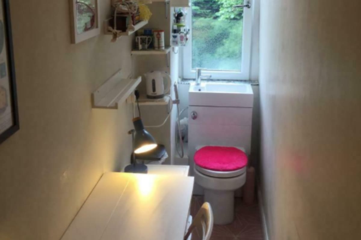 En el fondo del espacio hay un inodoro