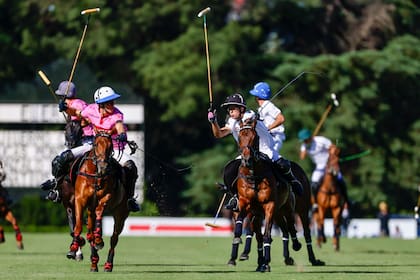 En el fondo, Ignatius Du Plessis ya ejecutó un pase largo, y los jóvenes Cruz Heguy y Lucas Monteverde (n.) corren para anticiparse mutuamente.