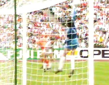 En el fondo se lo ve a Van Basten: le pelota hizo una parábola increíble