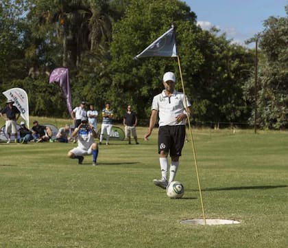 Roberto Ayala ejecuta un "putt" con el pie