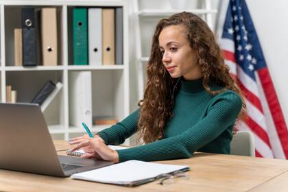 En el formulario, el empleado debe dar fe de su autorización de empleo
