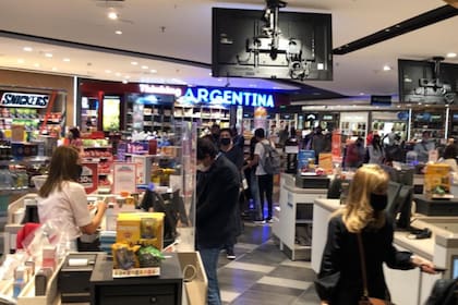 En el free shop de Ezeiza las compras se realizan con protocolo, pero se forman filas: los argentinos quieren conseguir bienes dolarizados a $83, un valor que ya no consigue casi nadie en el país