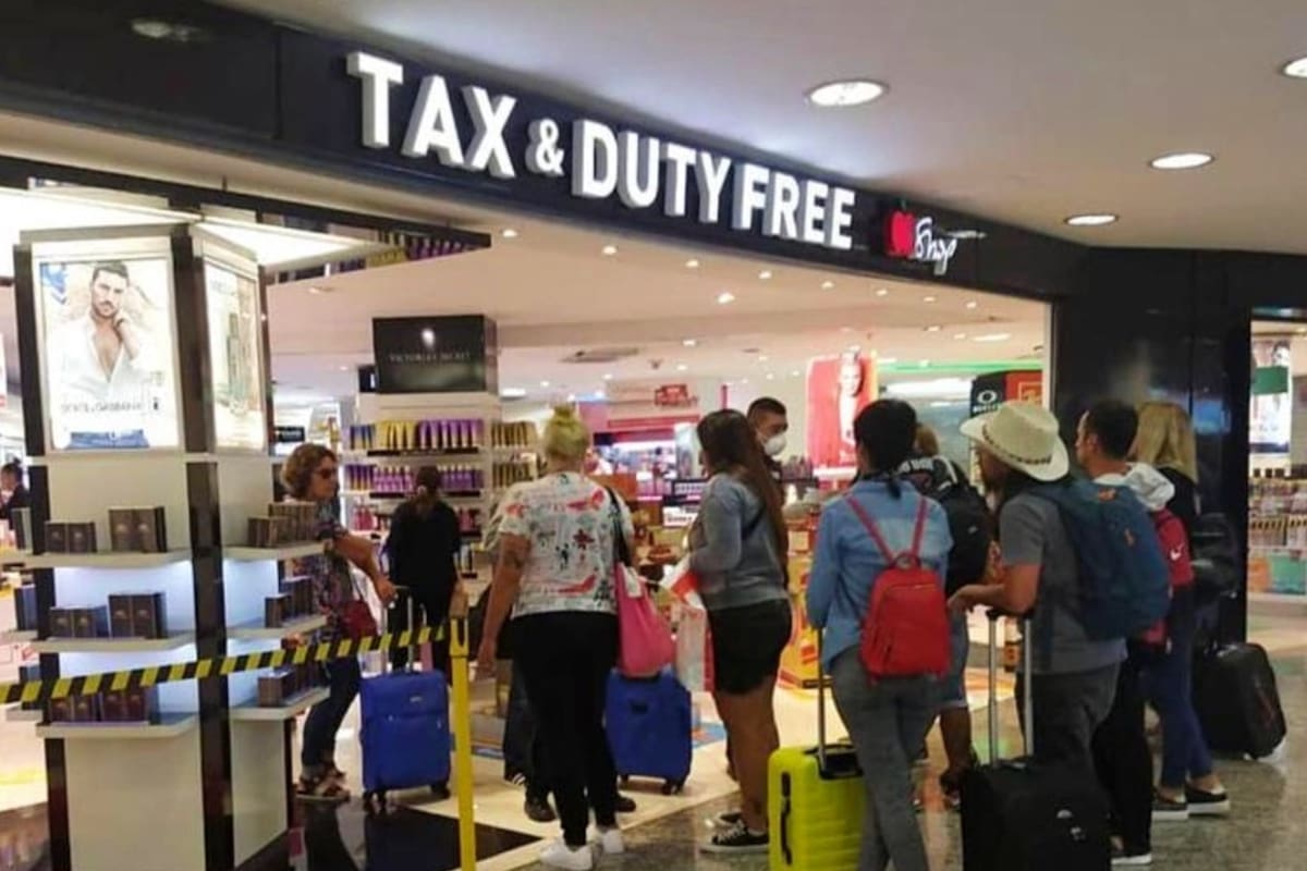 En el freeshop de Ezeiza hay empleados de seguridad que piden la documentación a los pasajeros para saber de dónde provienen; si llegan de zonas afectadas, no pasan