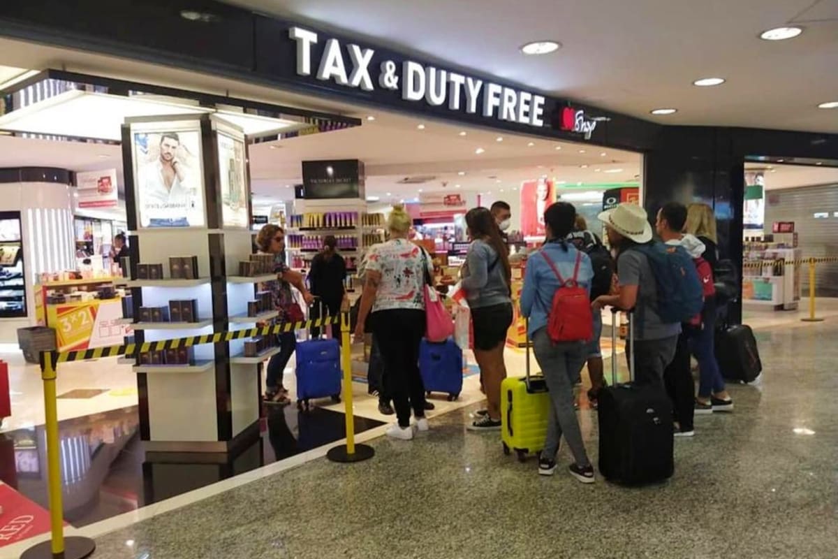 En el freeshop de Ezeiza hay empleados de seguridad que piden la documentación a los pasajeros para saber de dónde provienen; si llegan de zonas afectadas, no pasan