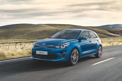 En el frente, el renovado Kia Rio 2021 exhibe una imagen más agresiva