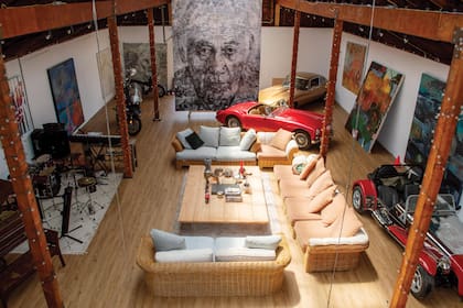 En el galpón principal, Eugenio atesora sus obras más emblemáticas y sus autos más queridos, a los que considera “esculturas sobre ruedas”. Tiene un Ford coupé convertible de 1937, un Jaguar XKE 1969 y un Lotus Seven 1978, entre otras máquinas.