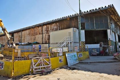 En el galpón que funcionaba como estacionamiento y taller de colectivos de larga distancia y donde se instalará el mercado comenzarán hoy los primeros trabajos