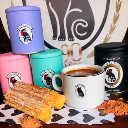 En El Gato Negro el chocolate caliente se acompaña con churros.
