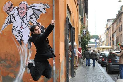 En el grafiti, el papa aparece volando, como el famoso superhéroe, ataviado con la sotana blanca, el solideo, zapatos negros y con su maletín negro en la mano izquierda, en el que aparece escrita en español la palabra valores