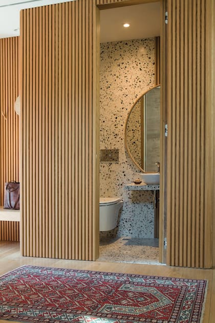 En el gran módulo de exterior varillado caben el toilette, el lavadero y un baño de servicio, que queda junto al ingreso principal de la casa.