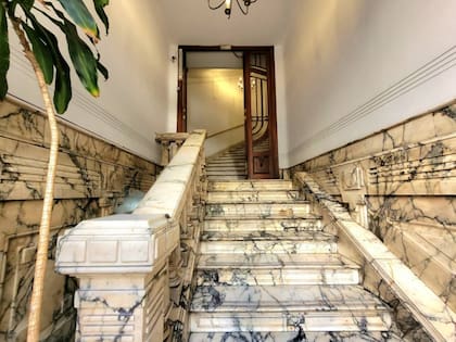 En el hall de acceso se destaca la escalinata de mármol