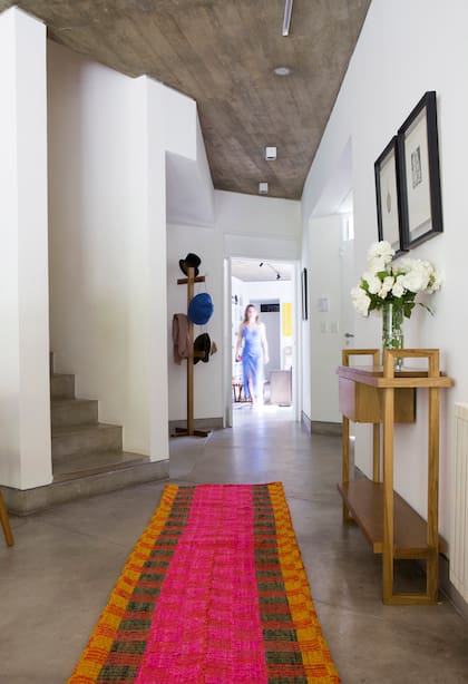 En el hall de ingreso de esta casa de Estudio Trama, sobre un piso de cemento alisado, alfombra tejida (Seara)