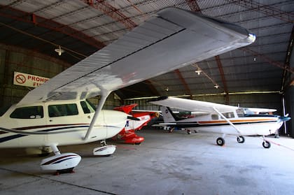 En el hangar principal del aeropuerto hay avionetas del aeroclub local
