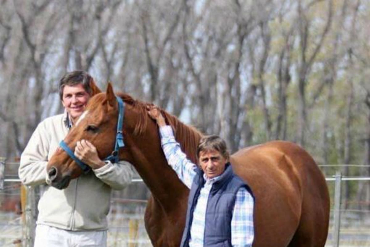 En el haras, Refinado Tom junto a Roberto Bullrich, que fue su entrenador, y Jorge Valdivieso, que fue su jockey
