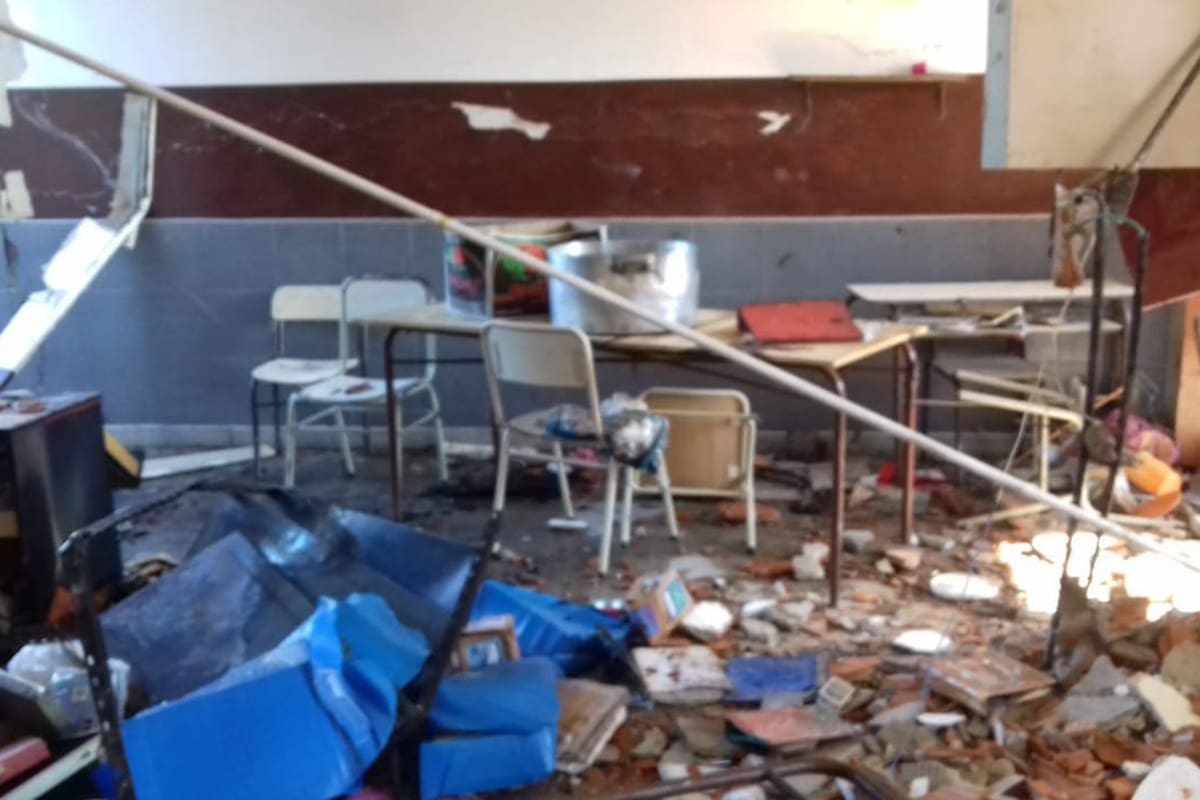 En el hecho, fallecieron la vicedirectora y un auxiliar; el colegio ya había denunciado problemas en el edificio; Baradel convocó a una huelga hoy para reclamar por la "emergencia educativa"