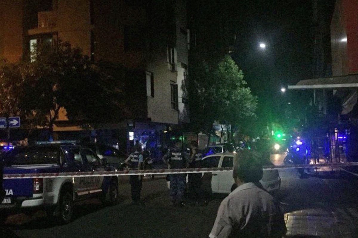 En el hecho resultaron heridos otros tres policías, y uno de los integrantes de la banda delictiva, además de la víctima del asalto, aunque está fuera de peligro