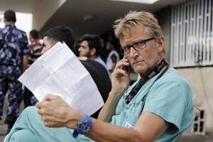 En el hospital Al Shifa en 2014. Gilbert es profesor de medicina de emergencia en el Hospital Universitario del Norte de Noruega