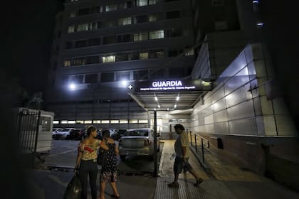 En el Hospital Cosme Argerich, ayer, el paciente que murió ingresó con síntomas el miércoles pasado