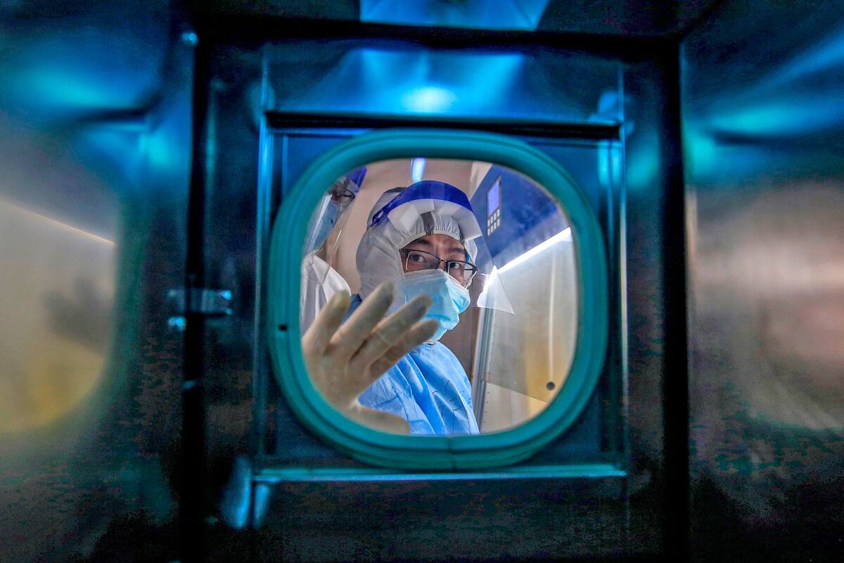 En el hospital de la Cruz Roja u médico trabaja en la zona de aislamiento