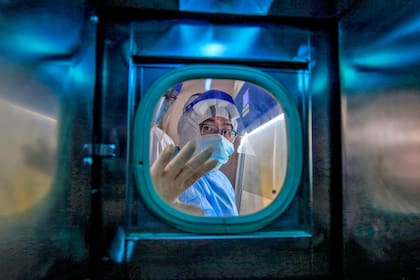 En el hospital de la Cruz Roja u médico trabaja en la zona de aislamiento