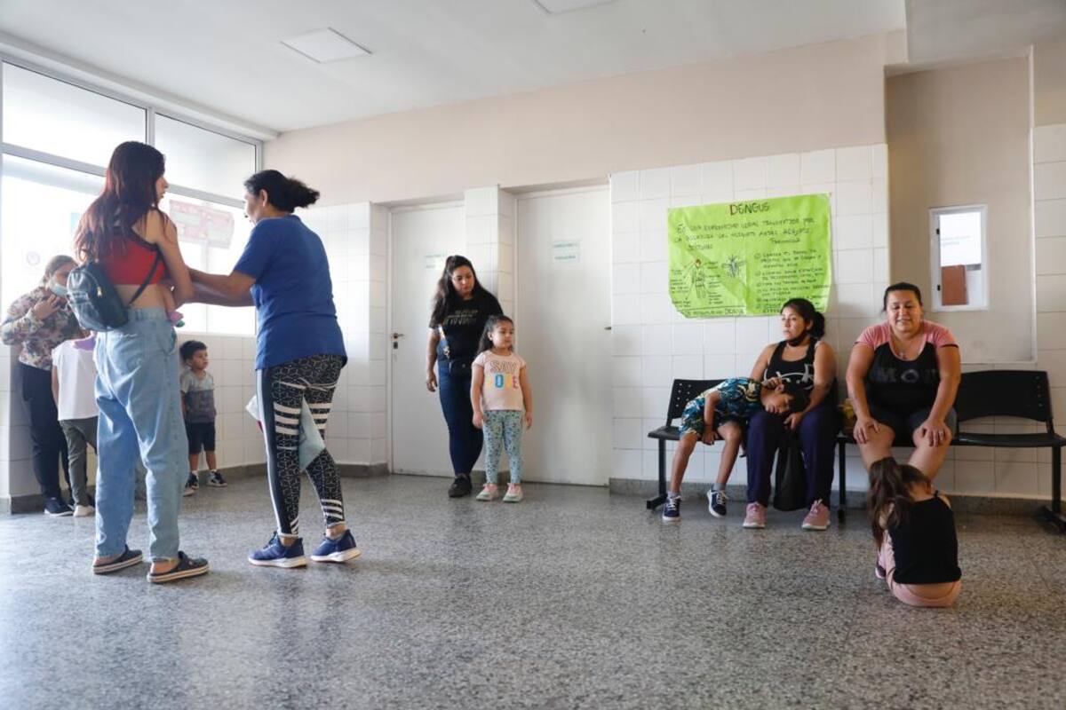 En el Hospital Eliseo Cantón, de Lules, los carteles con información sobre el dengue empiezan a convivir con las primeras consultas por bronquiolitis