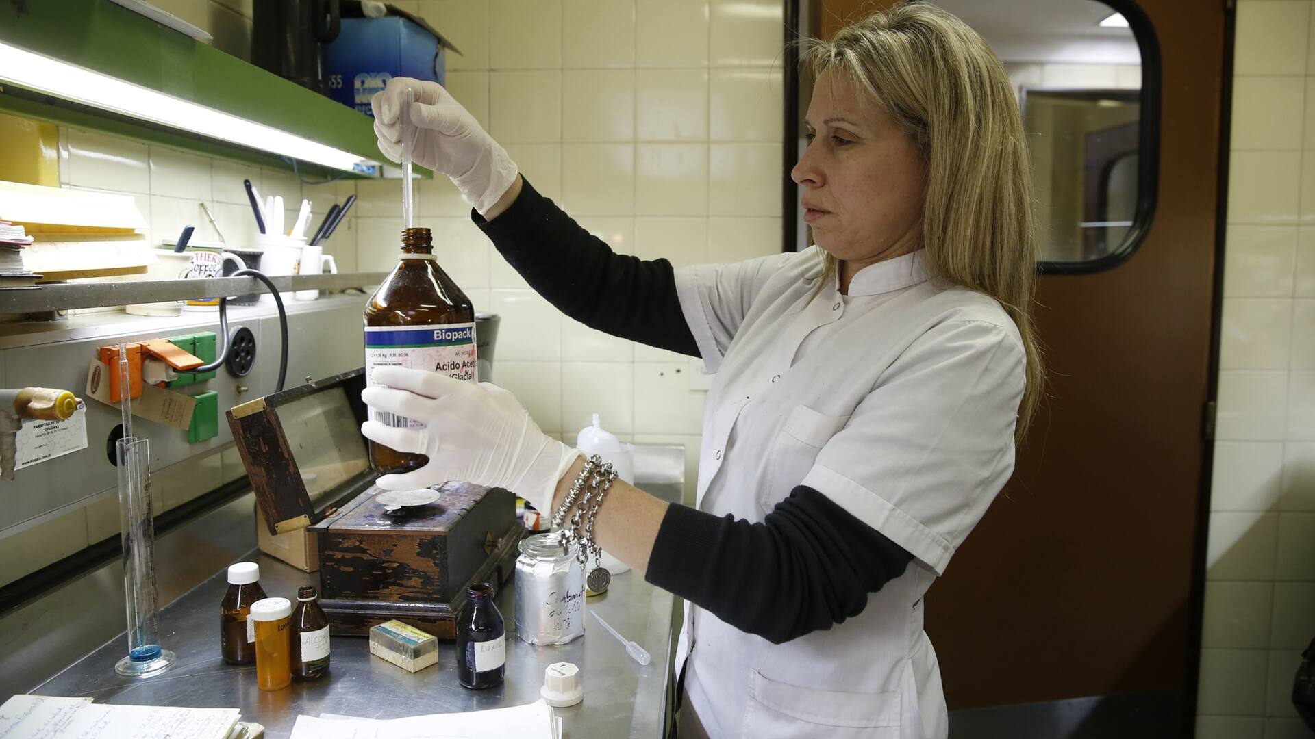 En el hospital Fernández, las sustancias químicas quedan en bidones que una empresa se lleva para su tratamiento