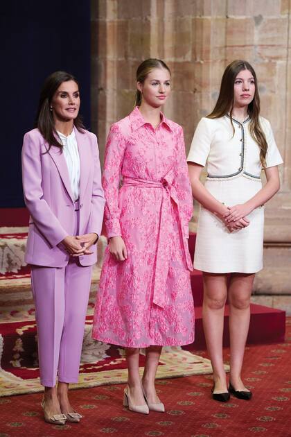 En el Hotel de la Reconquista, recibieron el viernes 20 a los galardonados. Leonor estrenó un vestido camisero de Simorra y Letizia optó por un traje de Hugo Boss.
