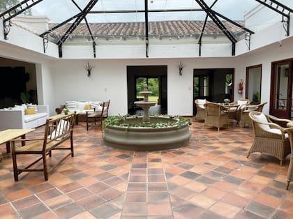 En el Hotel Torrontés las habitaciones y los ambientes comunes están rodeados de ventanales para admirar y disfrutar la naturaleza.