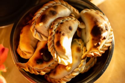 En El Imperfecto, las empanadas se cocinan al horno de barro a leña, una elección ligada al perfil salteño de la propuesta