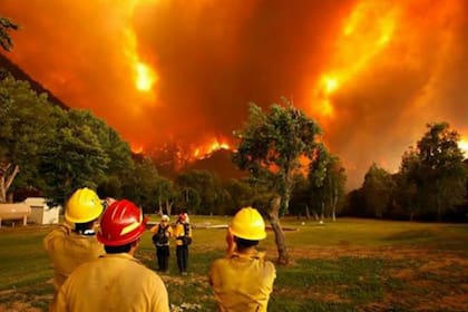 En el incendio trabajan cinco aviones hidrantes, un helicóptero y vecinos que se suman a los 90 brigadistas