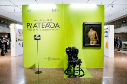 En el ingreso a la feria de arte de La Plata, Plateada, hay tres obras emblemáticas de Federico Brook, Paula Toto Blake y Eduardo Sívori