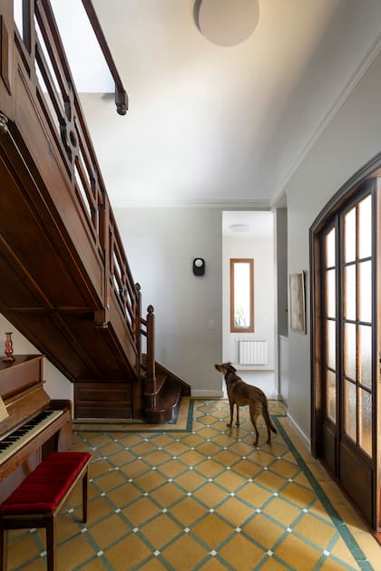 En el ingreso, se restauraron los pisos pero se mantuvo muy fiel al estilo de la casa.