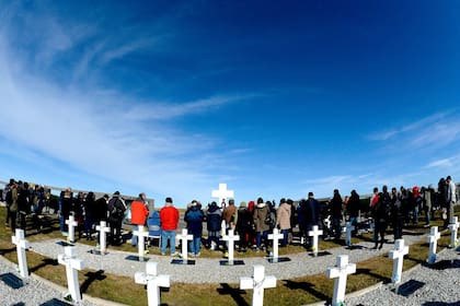 En el inicio de la ceremonia, el ánimo de los familiares era dramático; se escuchaban llantos y exclamaciones de dolor