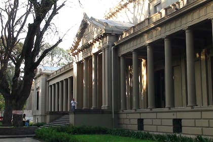 En el Instituto de Física La Plata (IFLP) están clausurados los ascensores.