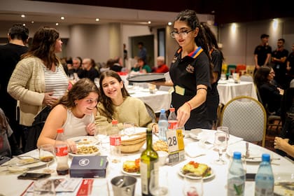 En el Instituto Marie Manoogian se realizan las “cenas de los viernes y sábados”. El restaurante ubicado en el segundo subsuelo es atendido por los alumnos de quinto año que, con lo recaudado, se irán de viaje de egresados a Armenia