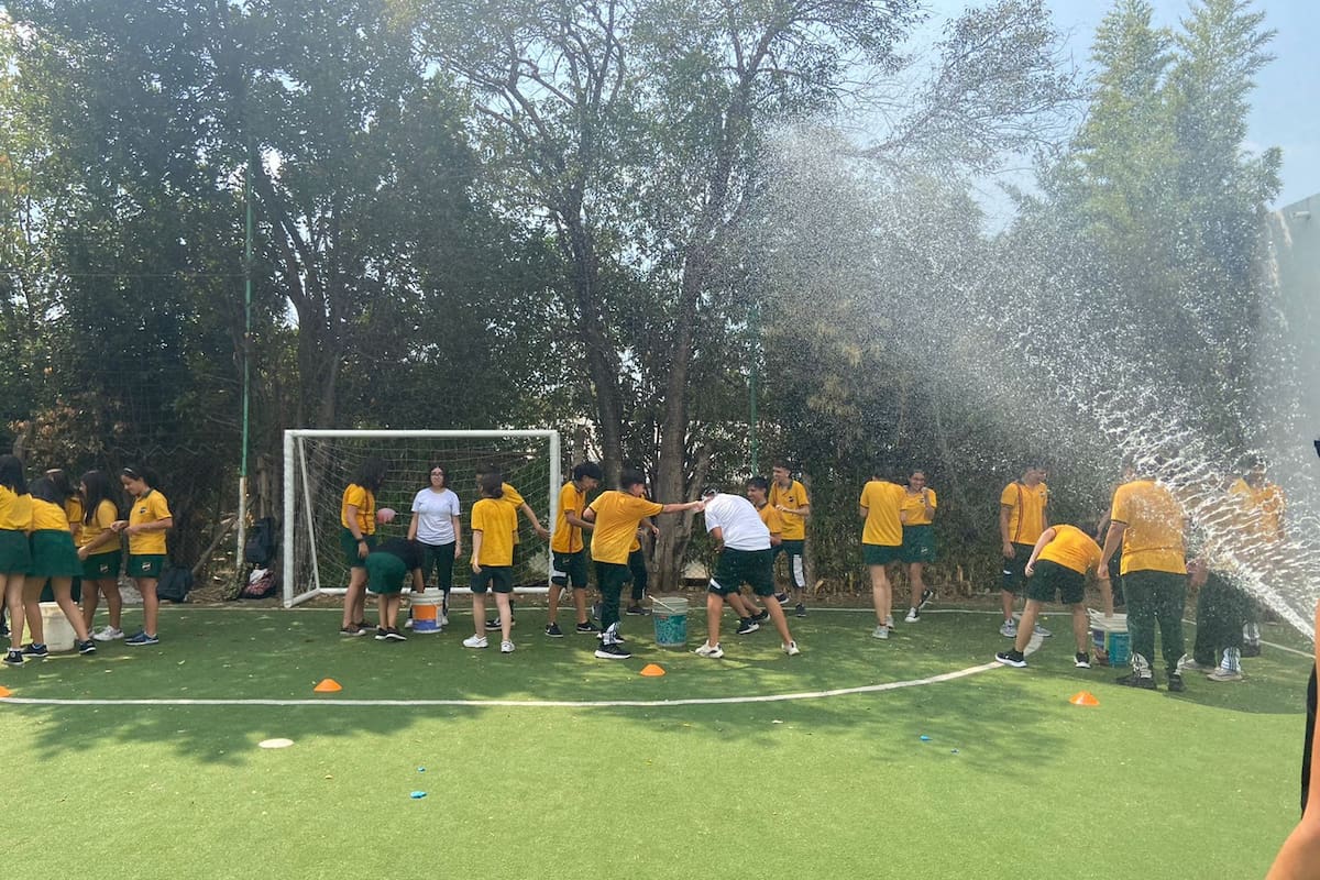 En el Instituto San Nicolás, en Los Polvorines, el calor se combate con agua