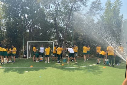En el Instituto San Nicolás, en Los Polvorines, el calor se combate con agua